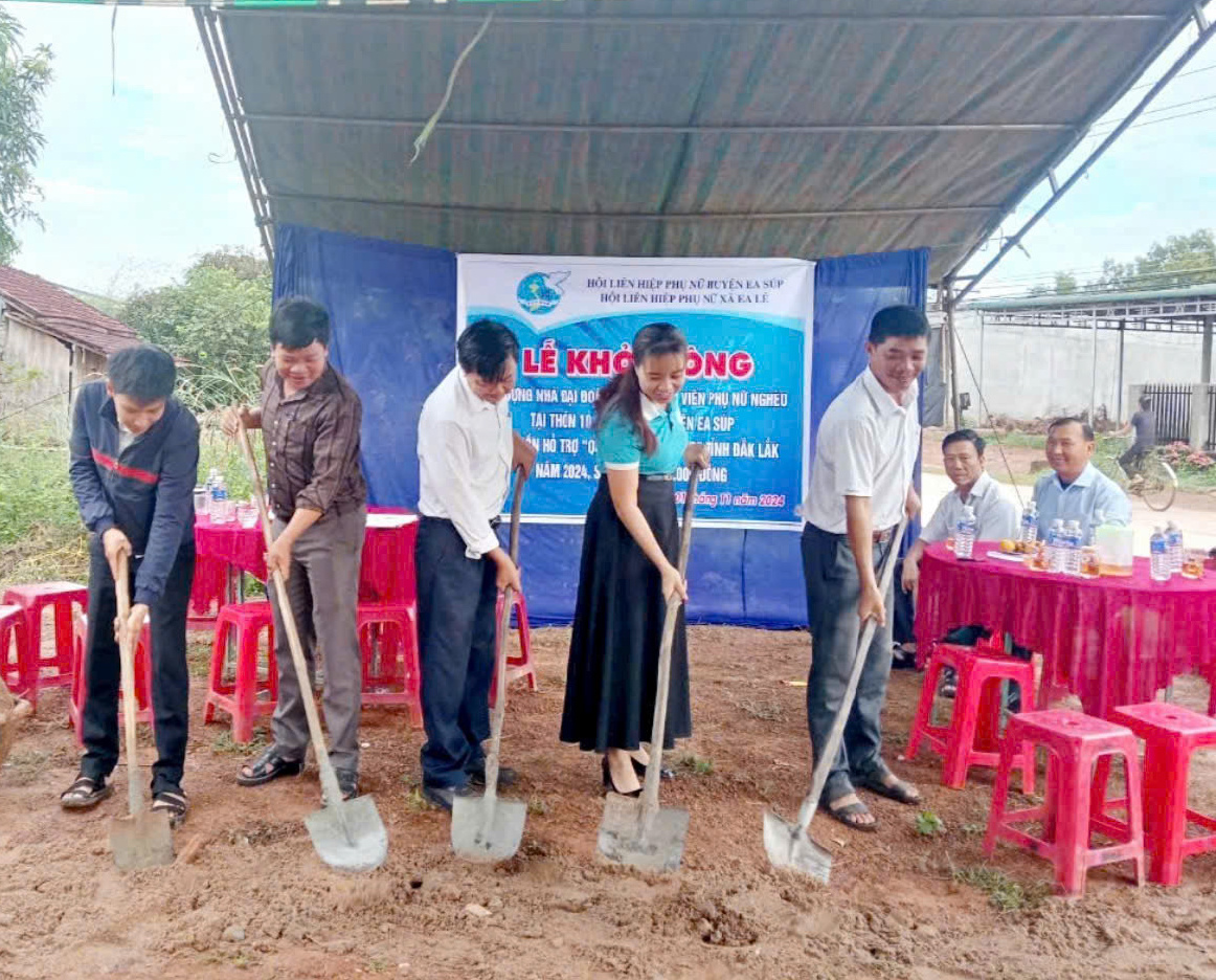 Khởi công xây dựng nhà đại đoàn kết cho hội viên phụ nữ nghèo tại xã Ea Lê